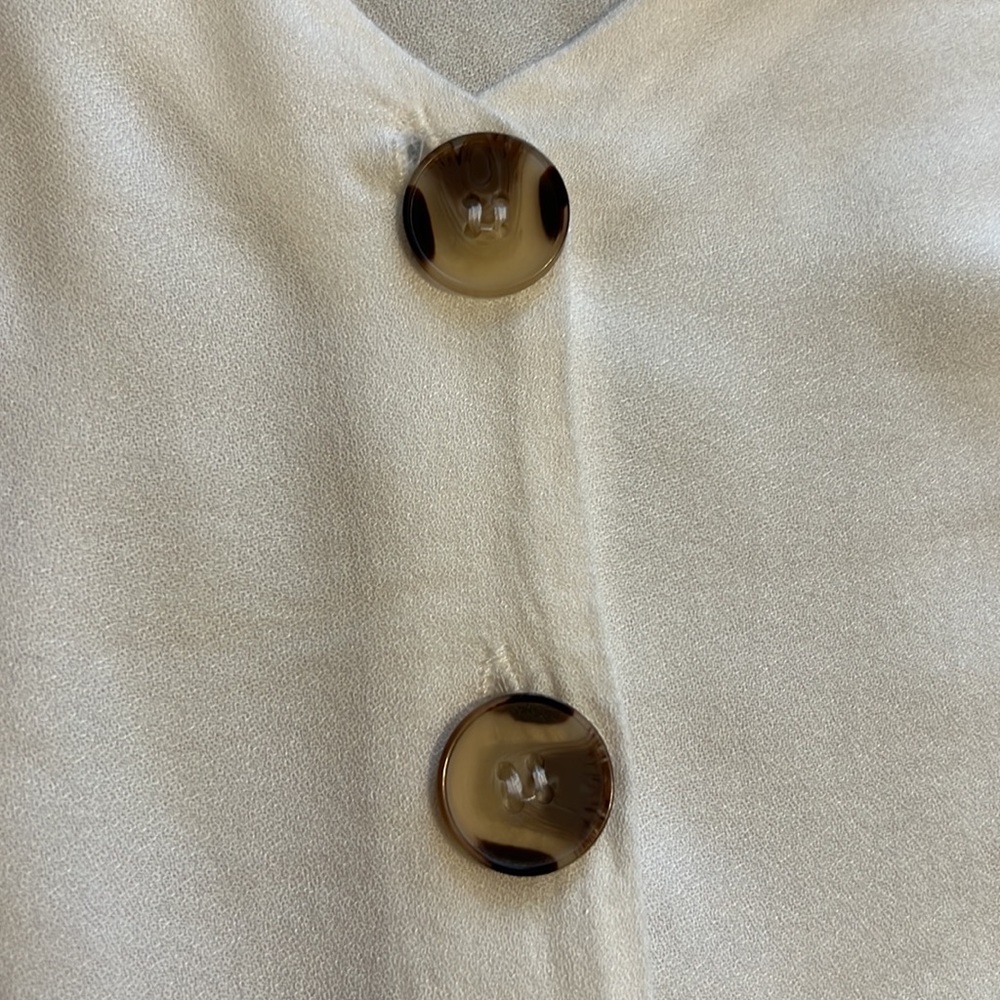 White button top - Picture 2 of 4